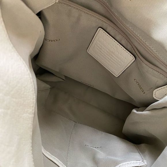 👜⭐️💯Authentic Coach Leather White shoulder bag⭐️ - Picture 6 of 10